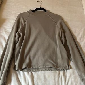 Gray Abercrombie & Fitch crew neck sweatshirt. Size M. Never worn.